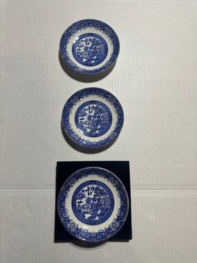 Blue Willow Pattern Decorative Dinner Plate White and Blue Woods Ware England